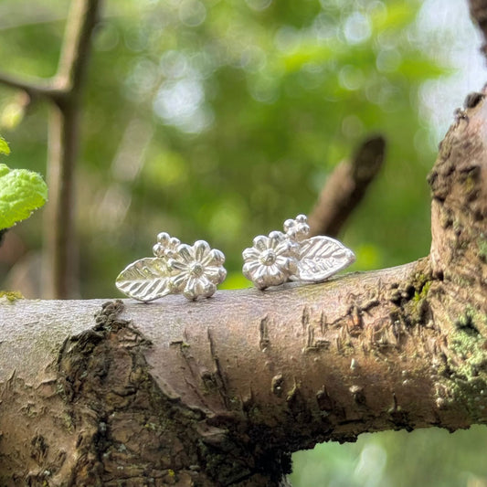 small silver daisy stud earrings