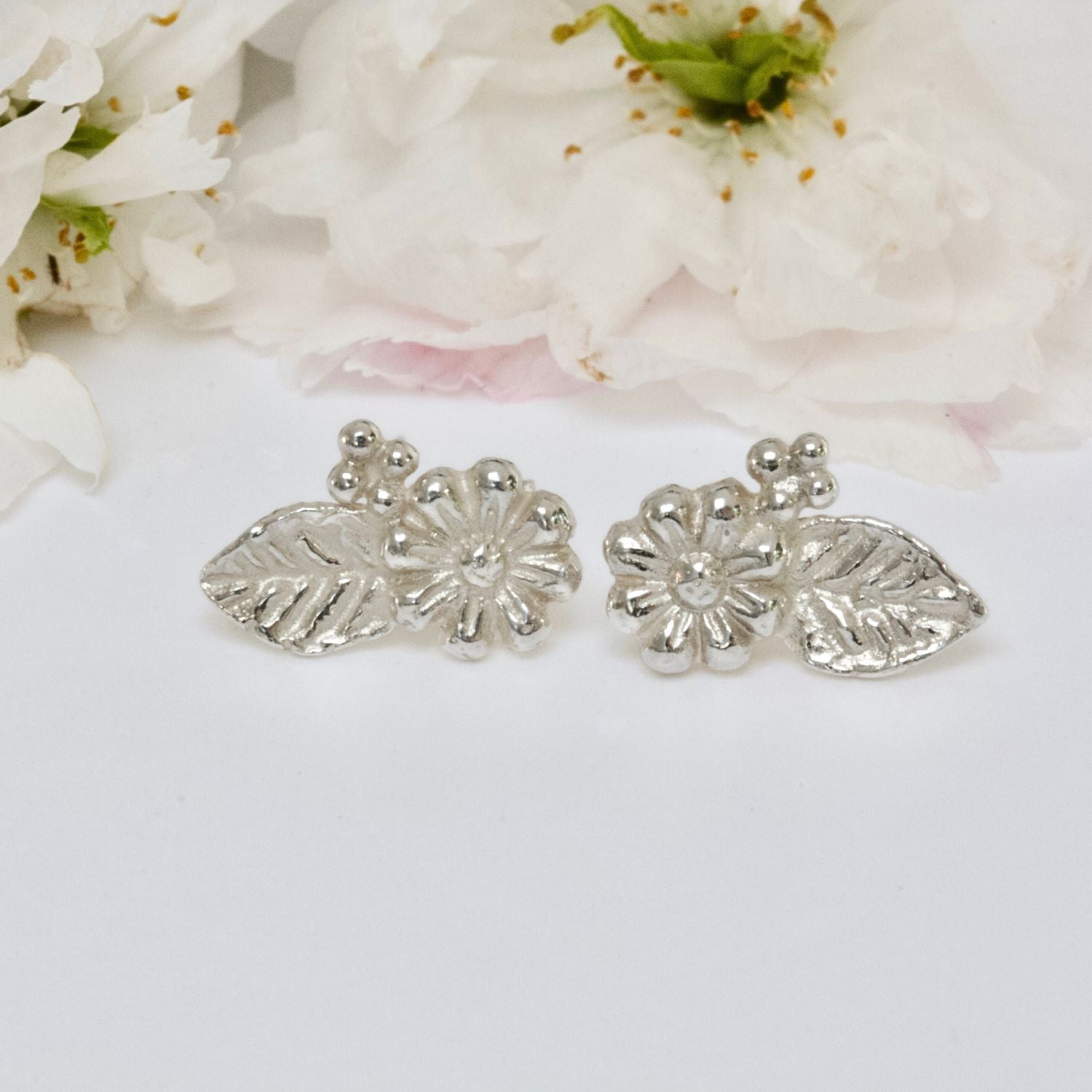 silver daisy and leaf stud earrings
