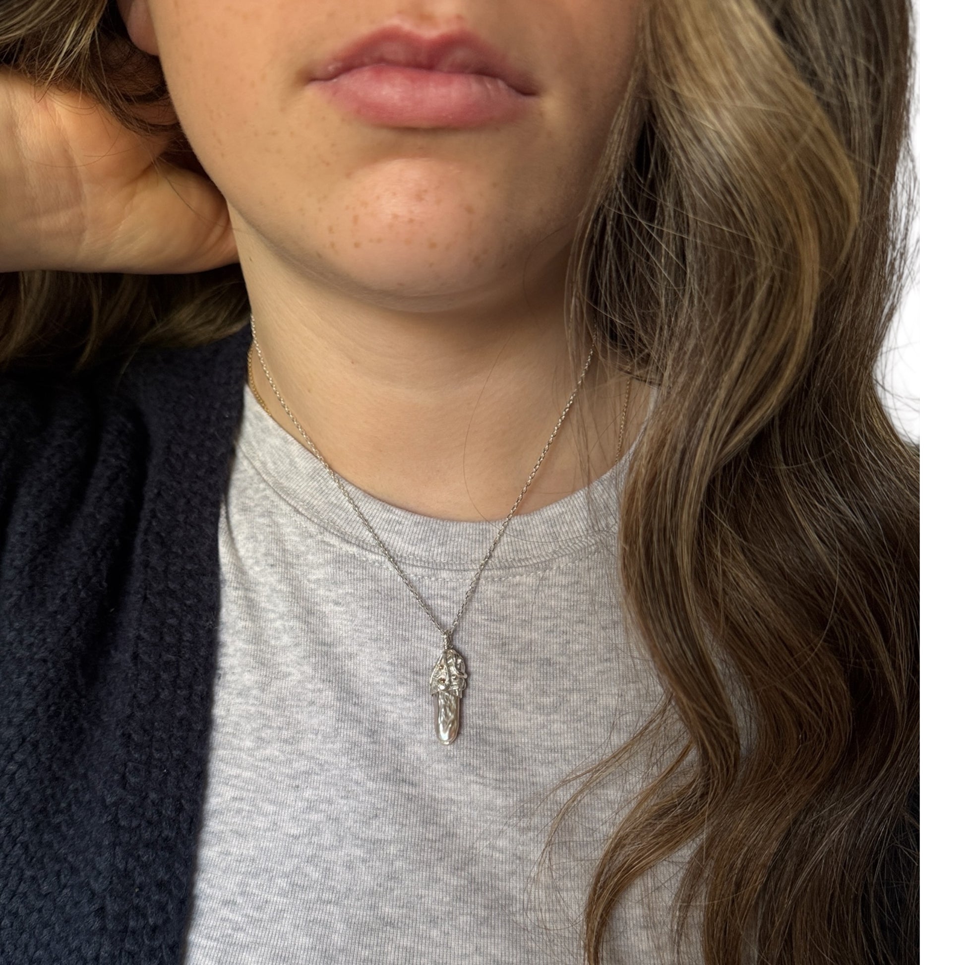 Unique keshi pearl set in a handcrafted silver and rose gold cap.